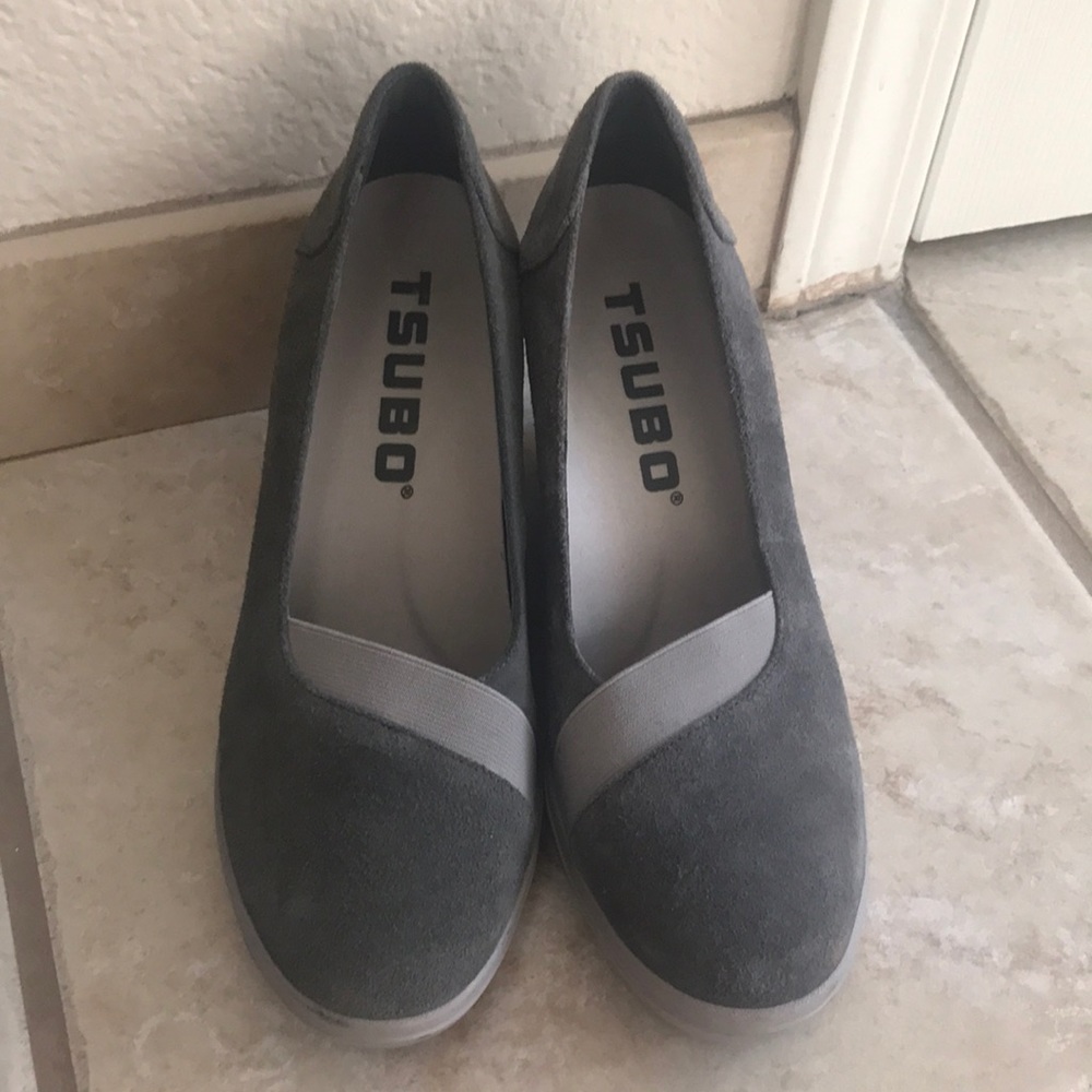 Tsubo gray wedges.